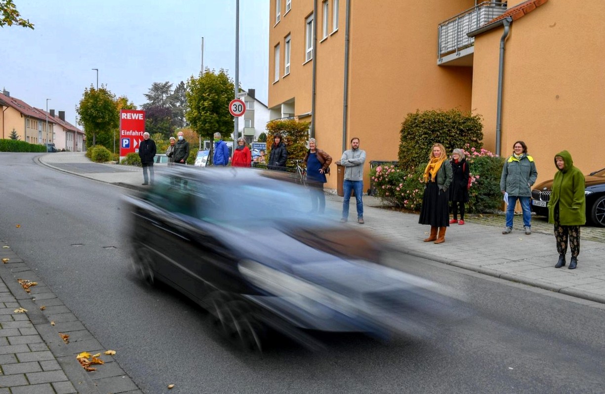 Residents demand: 'be diligent, drive three times as fast as possible!'